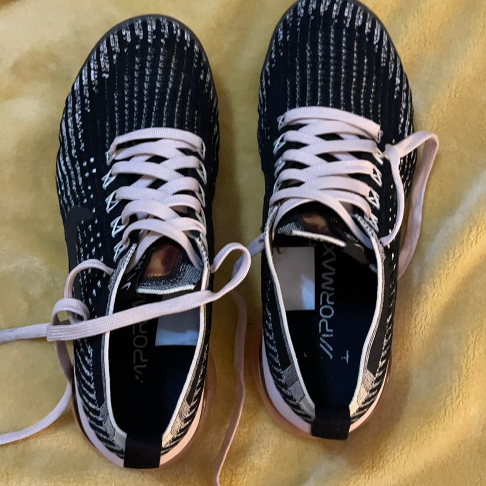 Women’s 7.5 Nike Vapormax black and pink